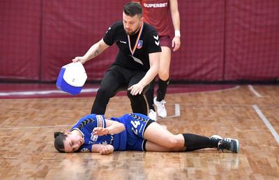 Rapid, victorie cu SCM Râmnicu Vâlcea » Momente de panică în final: Jovana Kovacevic s-a prăbușit pe parchet