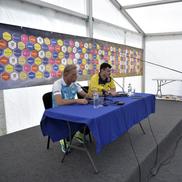 Momentul în care Gazeta Sporturilor i-a dăruit o undiță lui Christoph Daum / foto: Raed Krishan