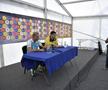 Momentul în care Gazeta Sporturilor i-a dăruit o undiță lui Christoph Daum / foto: Raed Krishan
