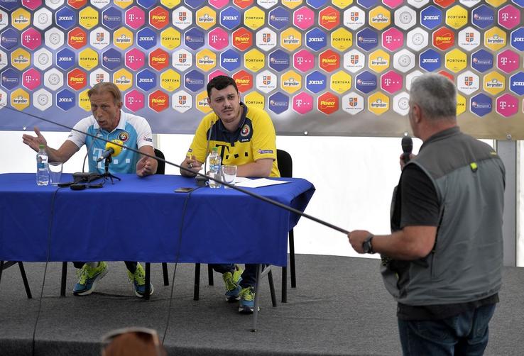 Momentul în care Gazeta Sporturilor i-a dăruit o undiță lui Christoph Daum / foto: Raed Krishan