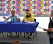 Momentul în care Gazeta Sporturilor i-a dăruit o undiță lui Christoph Daum / foto: Raed Krishan