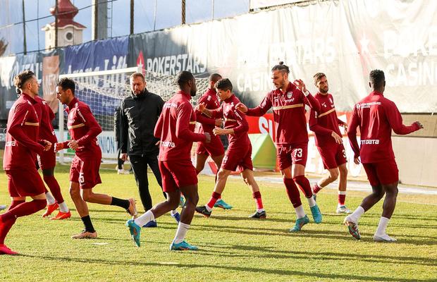 „Am probleme personale” » Fotbalistul fugit de la CFR Cluj în plin sezon a semnat și a fost prezentat la noua echipă