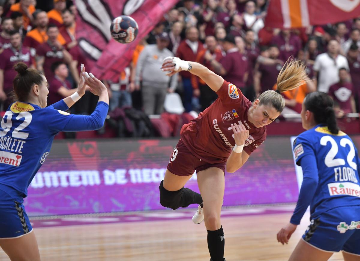 Rapid, victorie cu SCM Râmnicu Vâlcea » Momente de panică în final: Jovana Kovacevic s-a prăbușit pe parchet