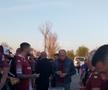 Dan Șucu mănâncă parizer alături de suporteri, înainte de Universitatea Craiova - Rapid (foto: Marius Mărgărit/GSP)