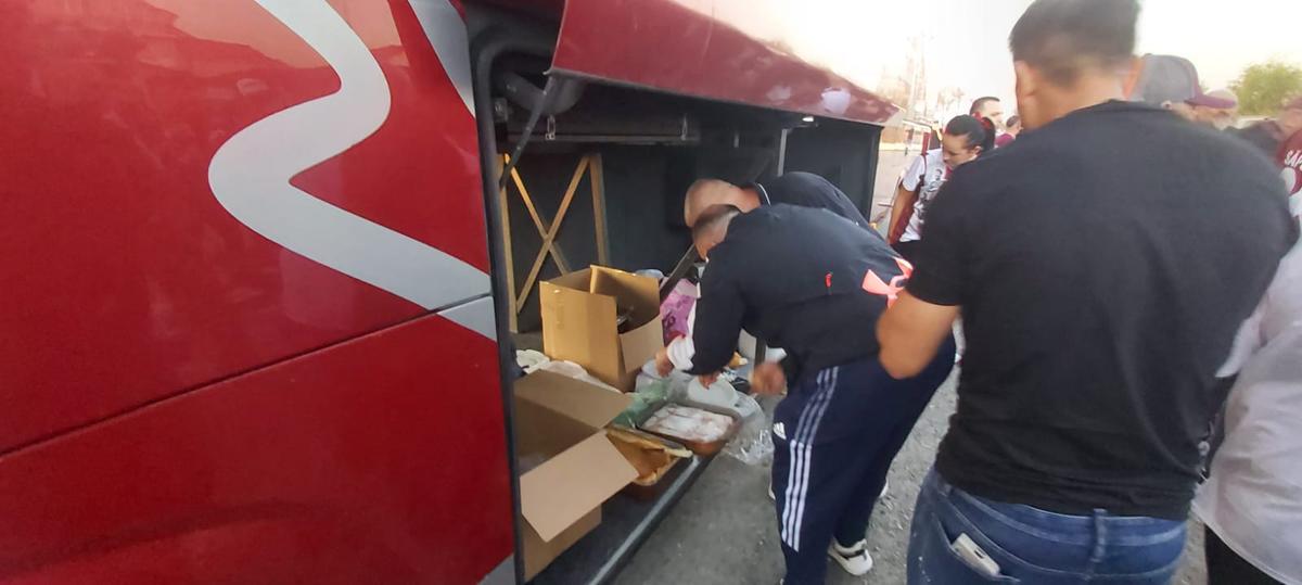 Dan Șucu mănâncă parizer alături de suporterii Rapidului