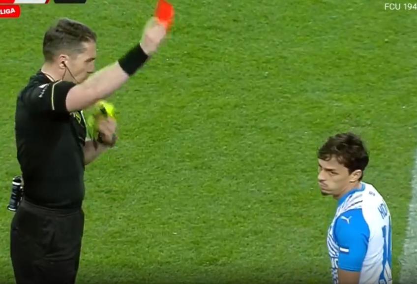 Lyes Houri (28 de ani) a văzut al doilea cartonaș galben și a fost eliminat în minutul 51 al meciului Universitate Craiova - Rapid, când giuleștenii conduceau cu 1-0.