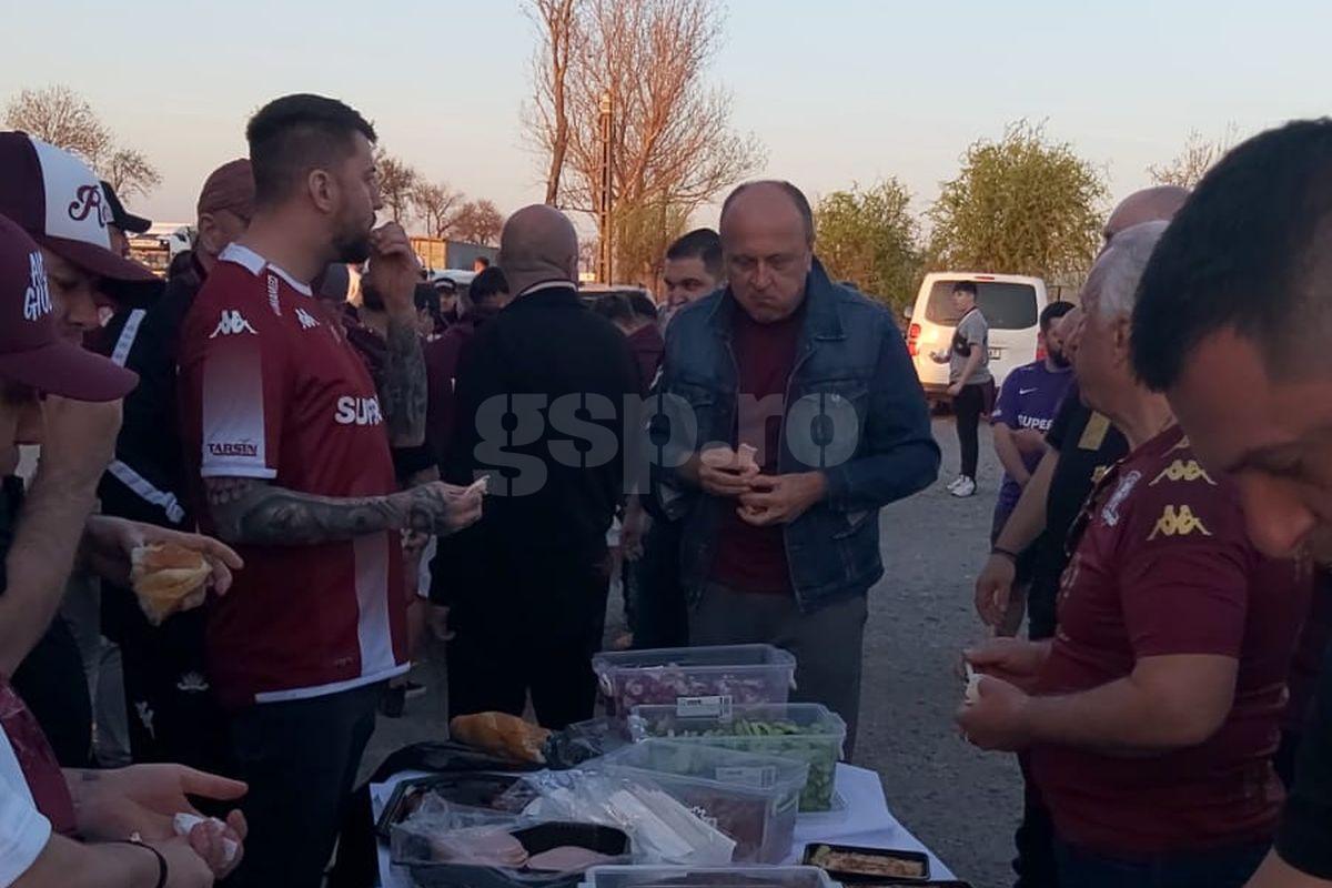 Dan Șucu mănâncă parizer alături de suporterii Rapidului