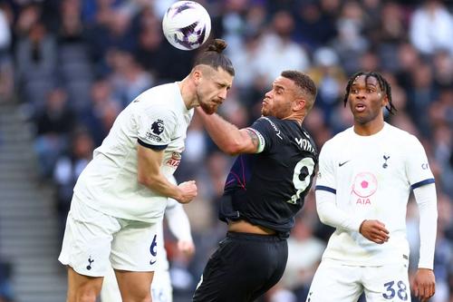 Radu Drăgușin, în Tottenham - Luton/ foto Imago Images