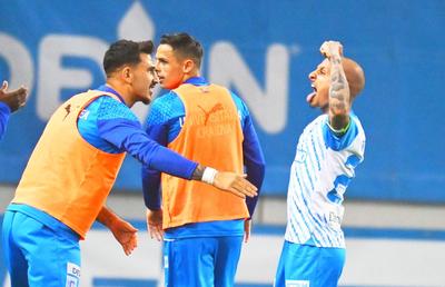 Cu Mitriță dirijor, Universitatea Craiova câștigă miraculos contra Rapidului » Oltenii devin principalii rivali la titlu pentru FCSB! Clasamentul play-off-ului ACUM