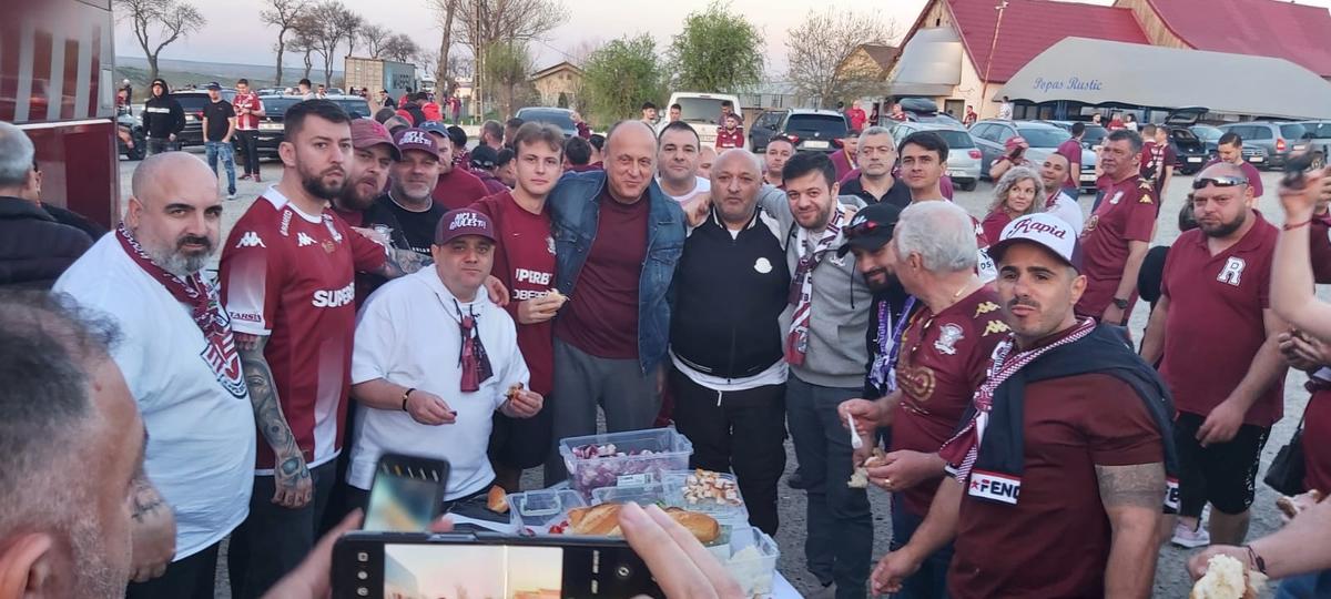 Dan Șucu mănâncă parizer alături de suporterii Rapidului