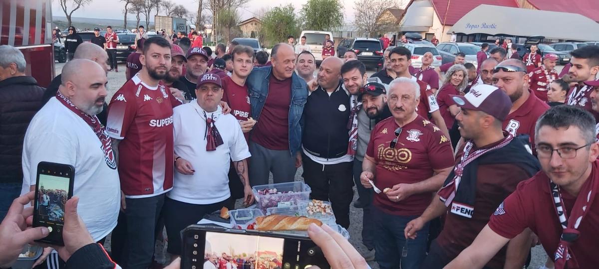 Dan Șucu mănâncă parizer alături de suporterii Rapidului