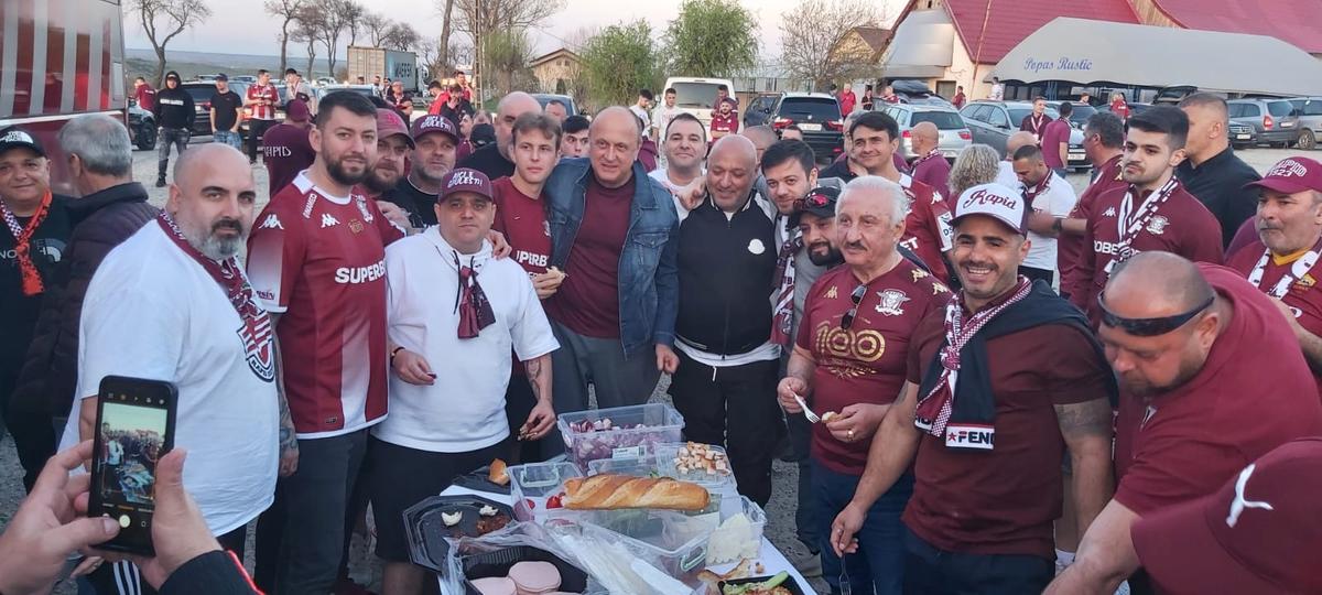 Dan Șucu mănâncă parizer alături de suporterii Rapidului