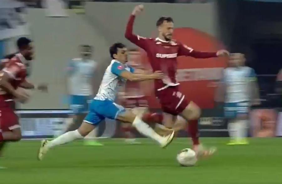 FOTO: Captură TV @Prima Sport 1 Fază complicată în Universitatea Craiova - Rapid » Eliminare dictată la câteva secunde după un penalty cerut de gazde
