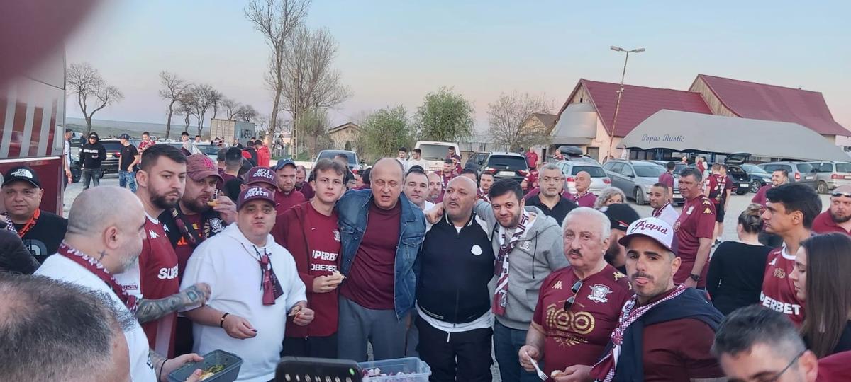 Dan Șucu mănâncă parizer alături de suporterii Rapidului