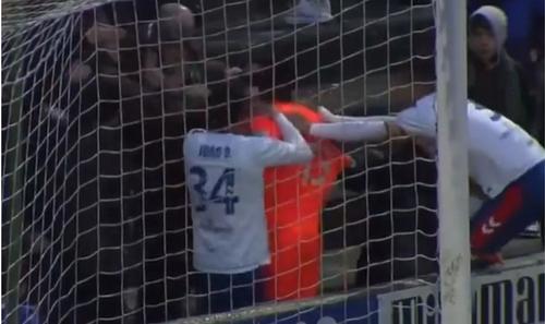 Portarul senegalez Cheikh Sarr este ținut de jucători să nu-l bată pe fanul rasist / Foto: X