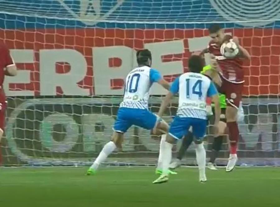FOTO: Captură TV @Prima Sport 1 Fază complicată în Universitatea Craiova - Rapid » Eliminare dictată la câteva secunde după un penalty cerut de gazde