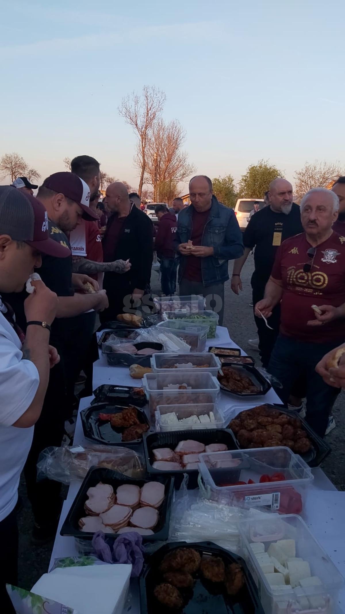 Dan Șucu mănâncă parizer alături de suporterii Rapidului