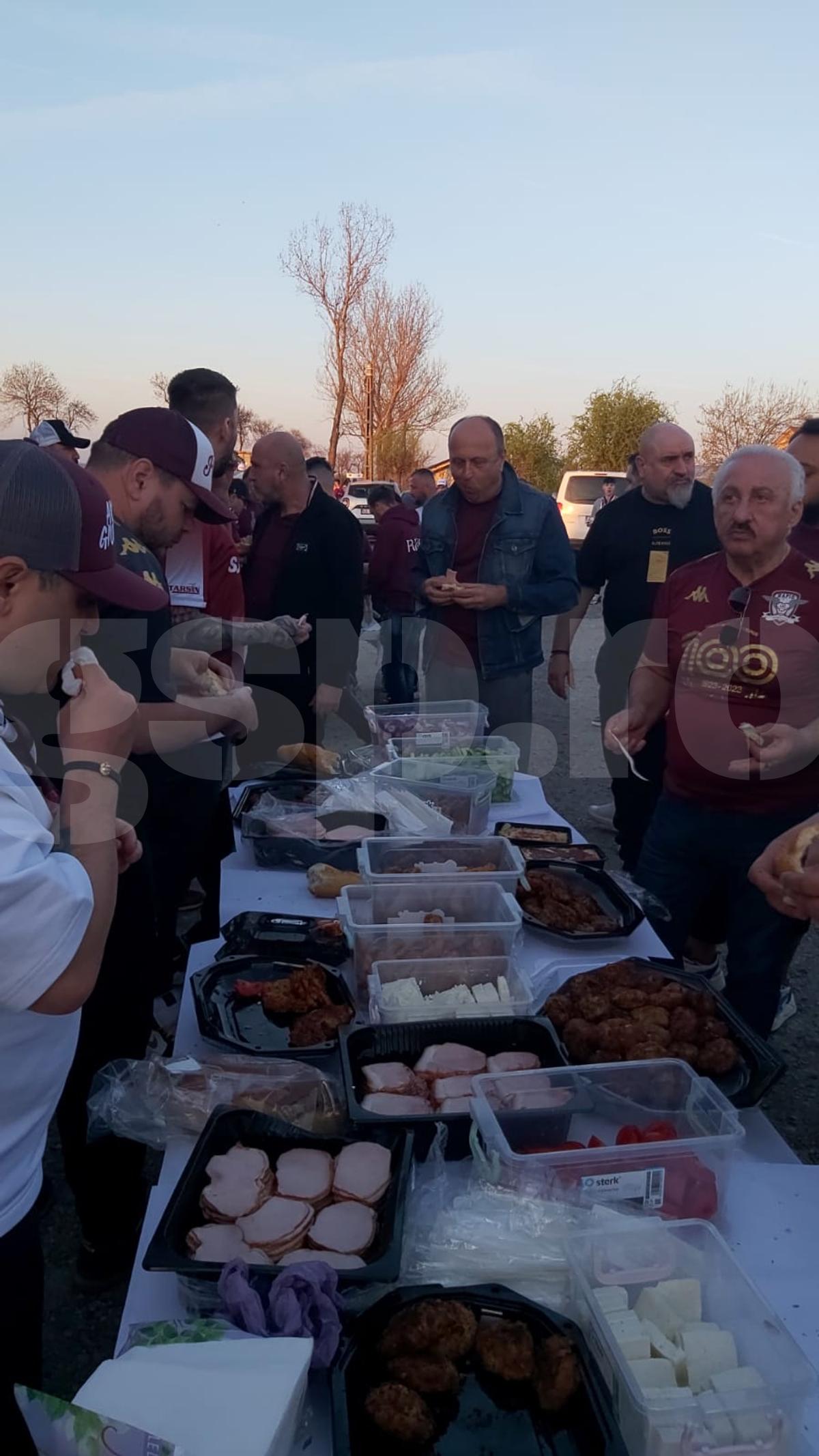 Dan Șucu mănâncă parizer alături de suporterii Rapidului