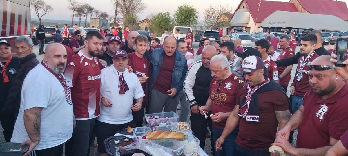 Dan Șucu mănâncă parizer alături de suporterii Rapidului