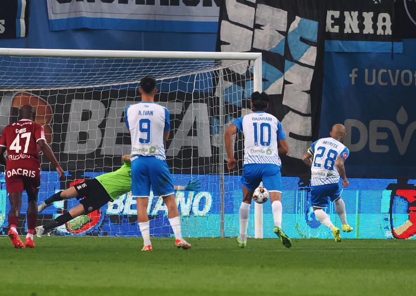 Primul penalty dictat împotriva Rapidului, în întregul sezonul, a venit în minutul 64 al meciului cu Universitatea Craiova. Scorul era 1-1 în acel moment. / FOTO: Raed Krishan (GSP.ro)