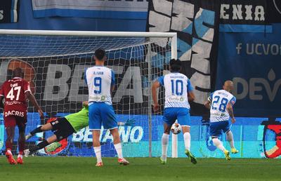 Cum a dictat Istvan Kovacs primul penalty stagional împotriva Rapidului » Statistica e incredibilă