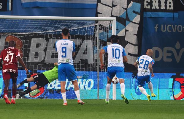 Cum a dictat Istvan Kovacs primul penalty stagional împotriva Rapidului » Statistica e incredibilă
