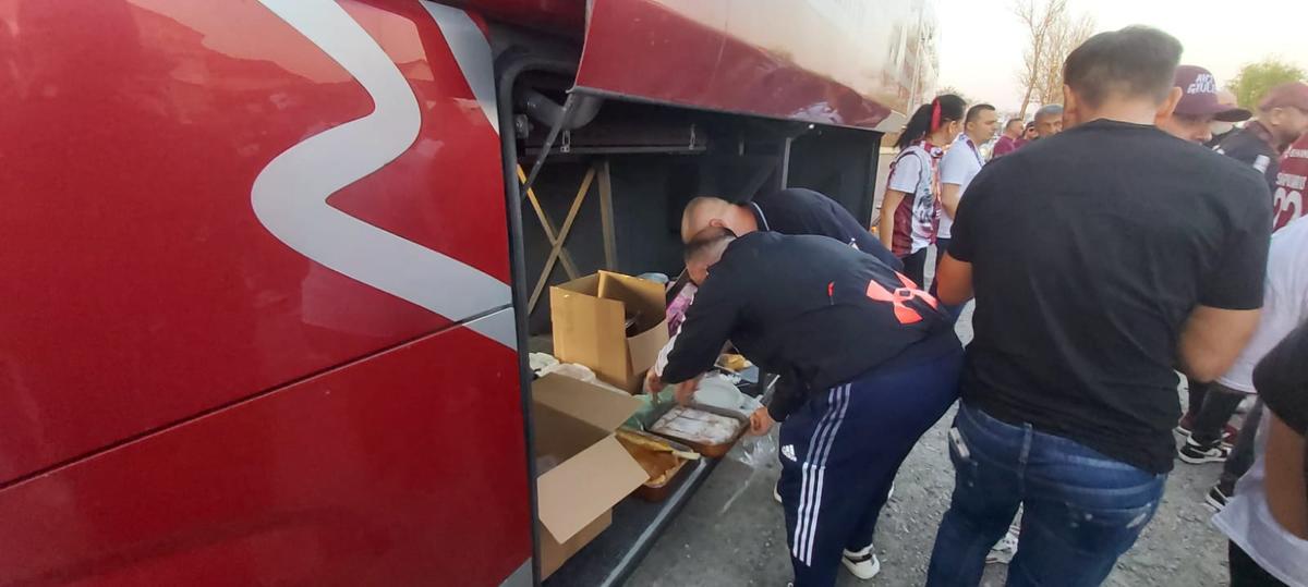 Dan Șucu mănâncă parizer alături de suporterii Rapidului