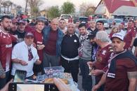 Imagini fabuloase cu Dan Șucu! Fanii au întins masa pe o mașină, la o benzinărie, patronul a mâncat parizer alături de ei