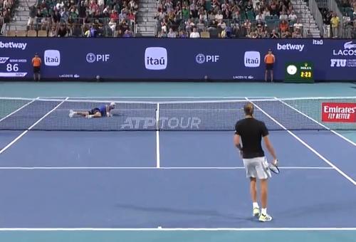 Grigor Dimitrov (12 ATP) l-a învins pe Alexander Zverev (5 ATP), scor 6-4, 6-7(4), 6-4 și s-a calificat în finala turneului de la Miami. Meciul a avut momente de tenis scânteietor.
