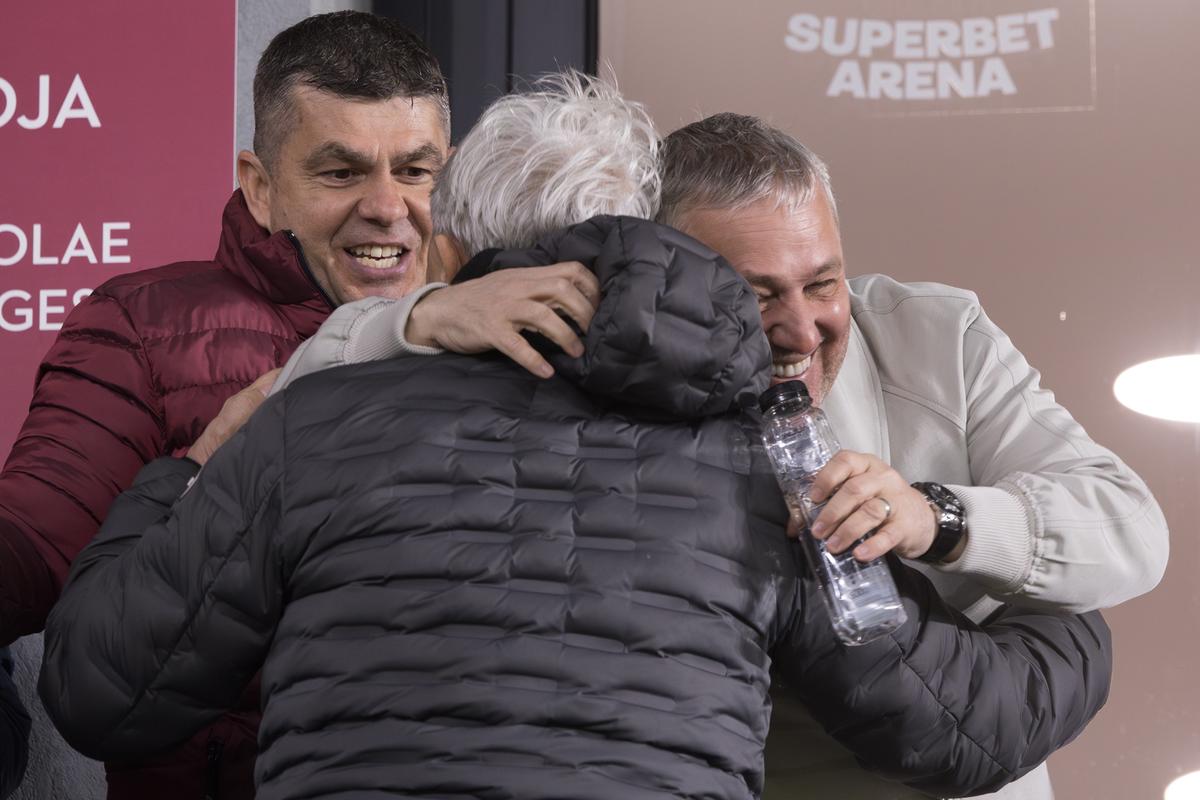 Gazeta a întrebat, Rădoi a dat răspunsul » Universitatea Craiova schimbă abordarea pentru „dubla” cu CFR Cluj: „Luăm în calcul inclusiv așa ceva”