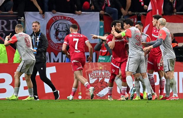 Scandal pe teren imediat după gol » Gestul făcut de Miculescu în fața galeriei lui Dinamo