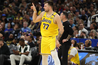 Momente tensionate în NBA » Luka Doncic a fost aruncat în primul rând din tribune: „Ajunge cu mizeria asta”