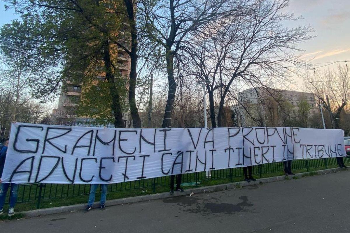 Mustață spera să introducă două bannere abominabile la Dinamo - FCSB » Ce conțineau, în realitate, mesajele descrise drept „ironii”