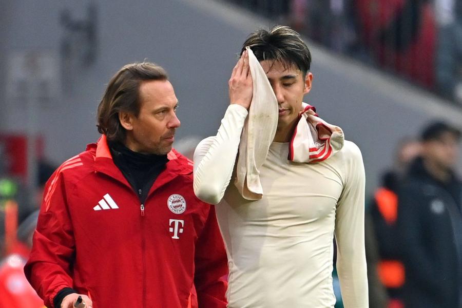 Hiroki Ito părăsește terenul, accidentat / Foto: Imago Scandal de proporții la Bayern! » Jumătate de echipă accidentată, Thomas Muller out la finele sezonului