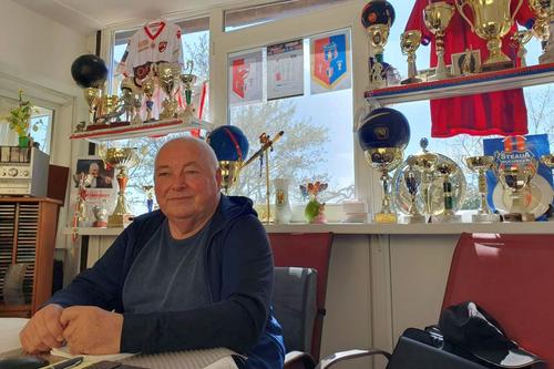 Constantin Dănilescu, acasă, în biroul „tapetat” cu trofee și momente memorabile din cariera sa
Foto Eduard Apostol