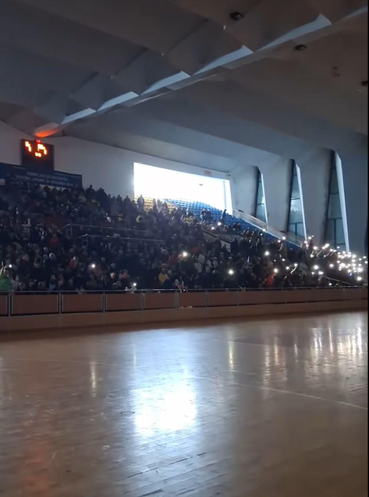 Fanii au răbufnit în prima ligă din România! Au stins lumina și au început să strige: „Demisia! Hoții!”