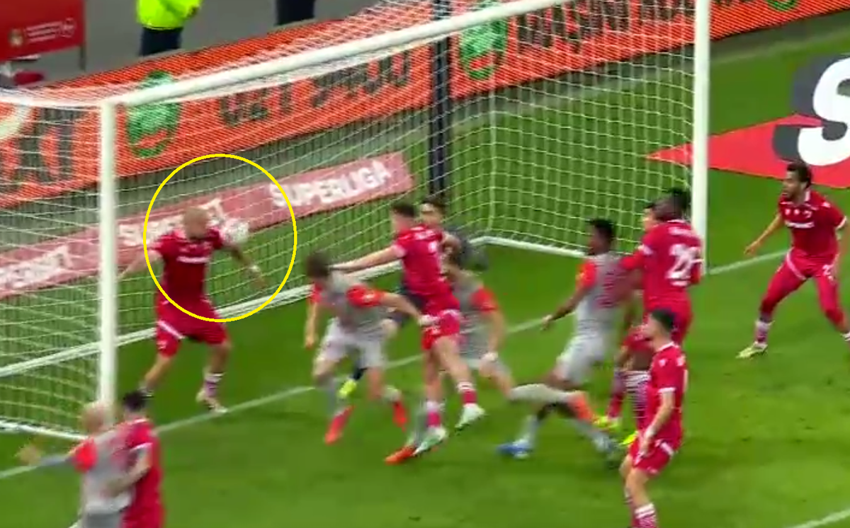Fază controversată în derby-ul Dinamo - FCSB » Adrian Porumboiu și Marius Avram s-au pus de acord!