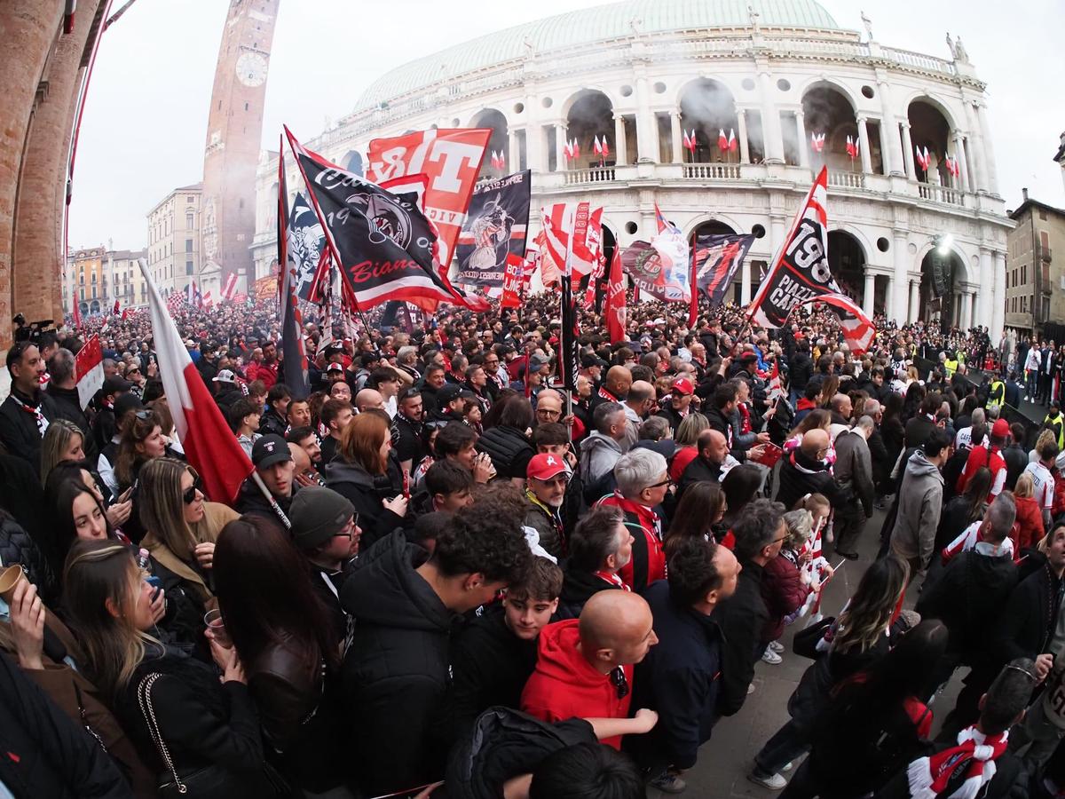 Vicenza a promovat în Serie B