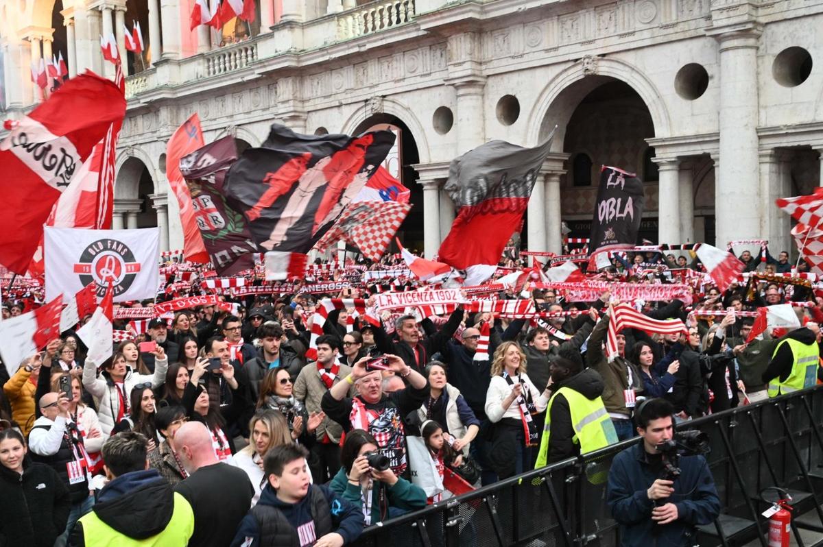 Vicenza a promovat în Serie B