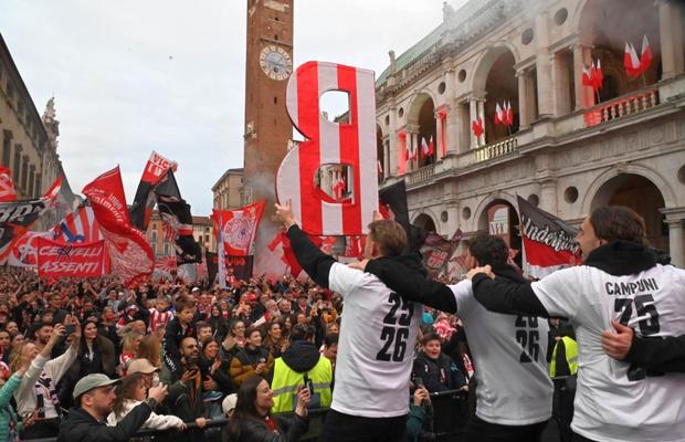 Imagini de senzație! Au promovat în Serie B după 26 de ani și au scos 30.000 de oameni în stradă