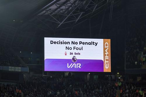 Fanii din Premier League nu vor să mai audă de sistemul VAR // FOTO: Imago Images