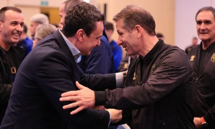 Selecționerul Franco Foda (dreapta) dă mâna cu primul ministru Albin Kurti Mobilizare generală în Kosovo » Primul-ministru, în cantonament!