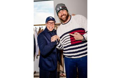 Tommy Hilfiger îl întâmpină pe Travis Kelce, o figură emblematică a fotbalului american, în calitate de ambasador global al brandului și colaborator creativ