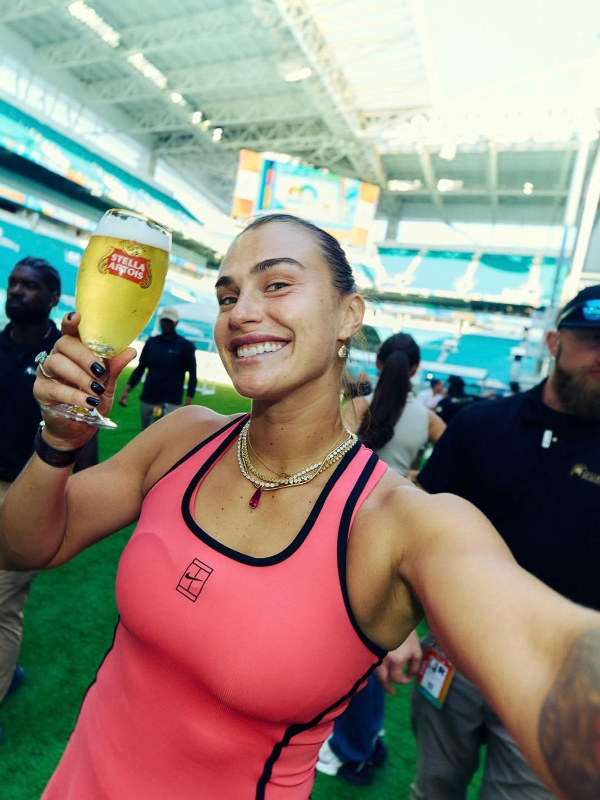 Aryna Sabalenka a pozat pentru Time, pe tocuri și în costum de baie, pe un teren de baschet
