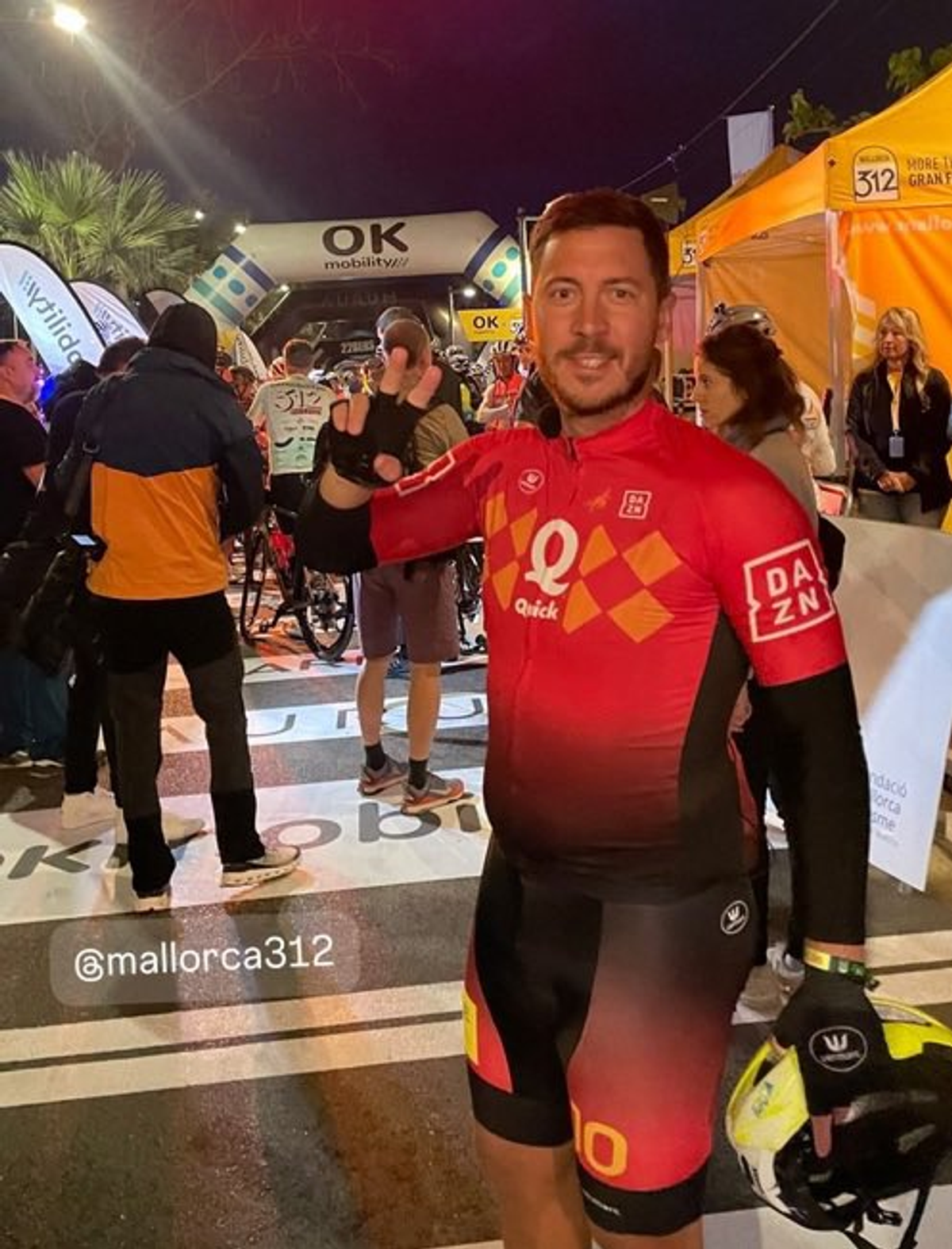 Eden Hazard a celebrat cu bere la finalul cursei de ciclism din Mallorca