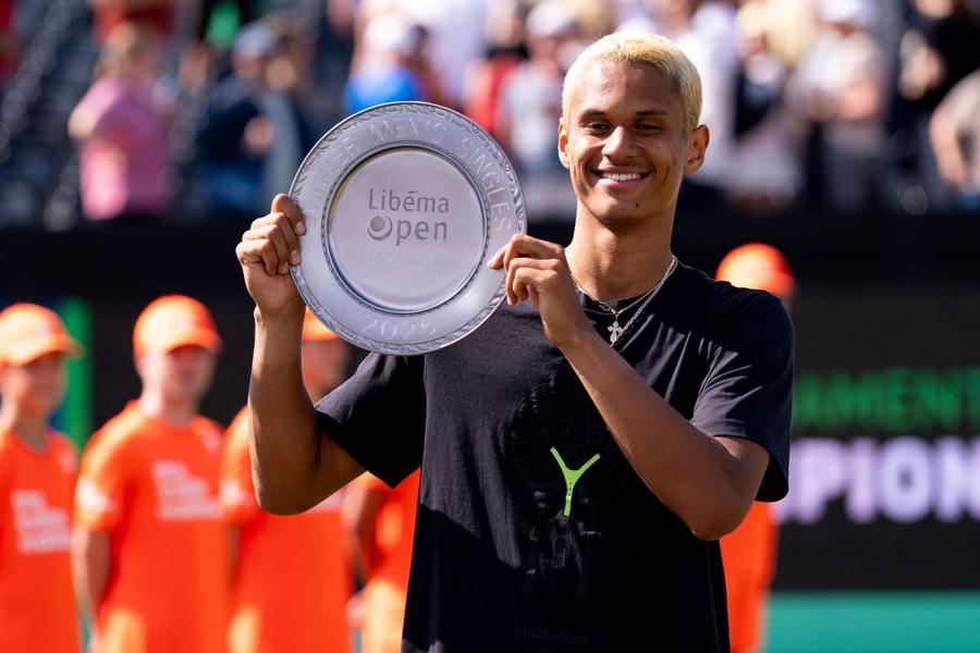 Gabriel Diallo cu trofeul de la ‘s-Hertogenbosch Foto: Imago Images Uriașul canadian revine în România și e favorit principal la Țiriac Open: „Am simțit că era timpul pentru o schimbare”