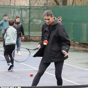 Sorana Cîrstea lovind migea alături de cei mici FOTO Cristi Preda