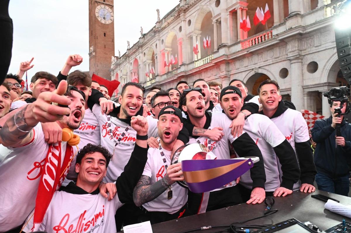 Imagini de senzație! Au promovat în Serie B după 26 de ani și au scos 30.000 de oameni în stradă