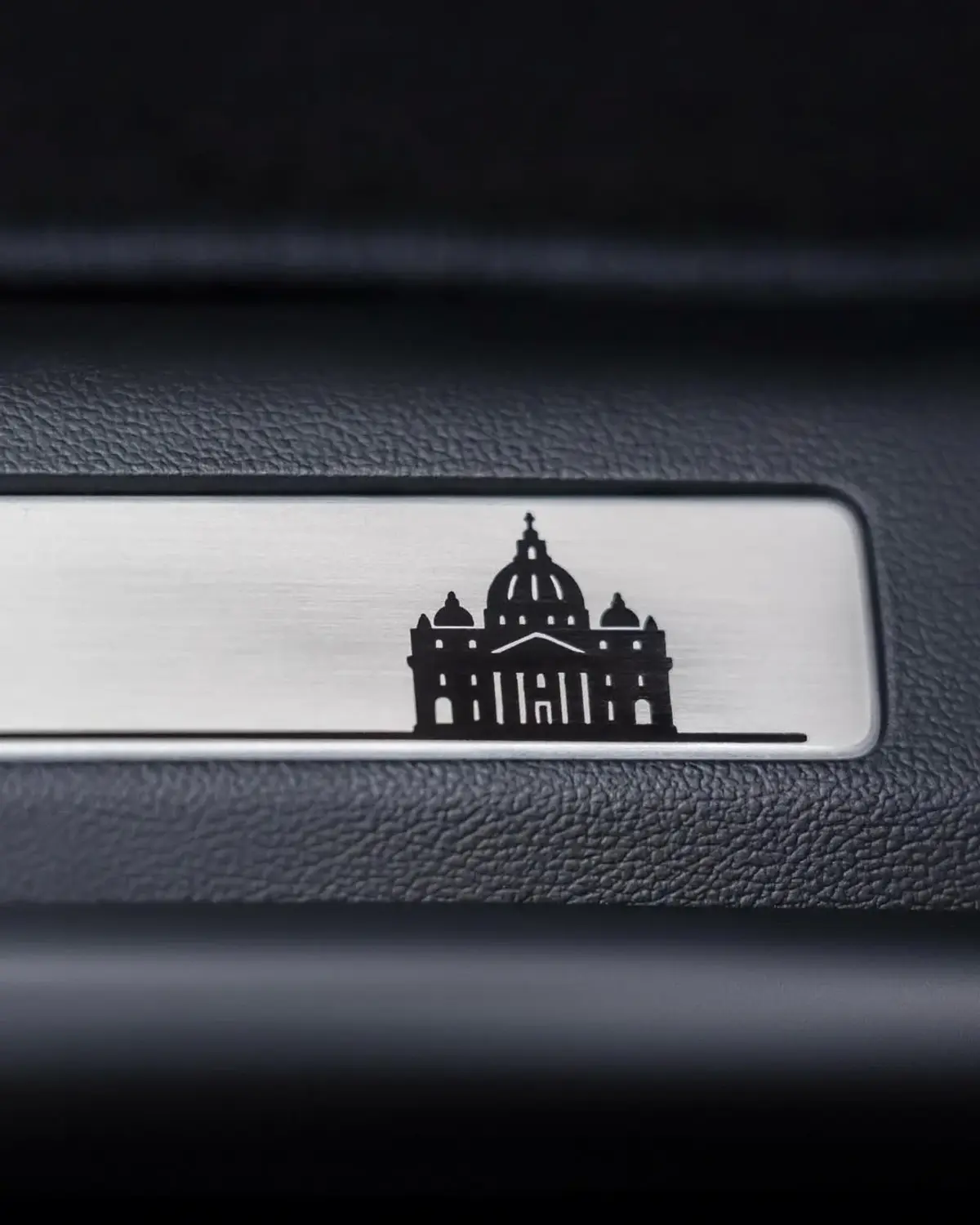 Papa Leon are o nouă mașină personalizată: „DA POPE”: conține detalii exclusive