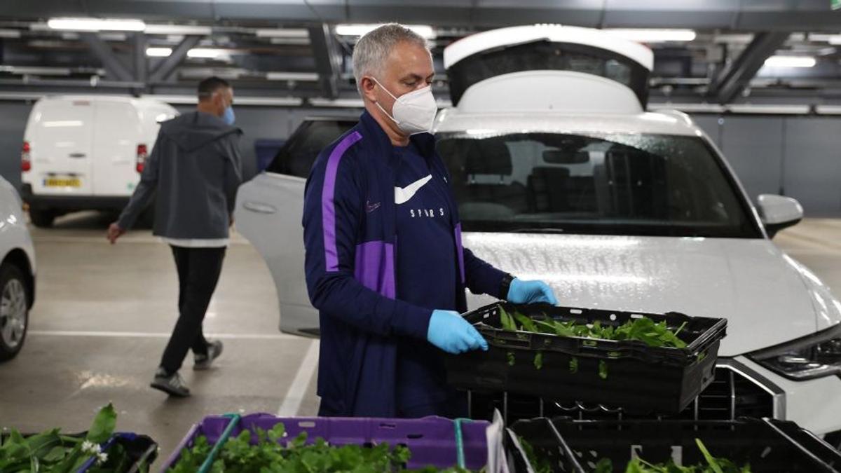 Imagini impresionante: Jose Mourinho transportă lădițe cu legume pentru persoanele aflate la izolare